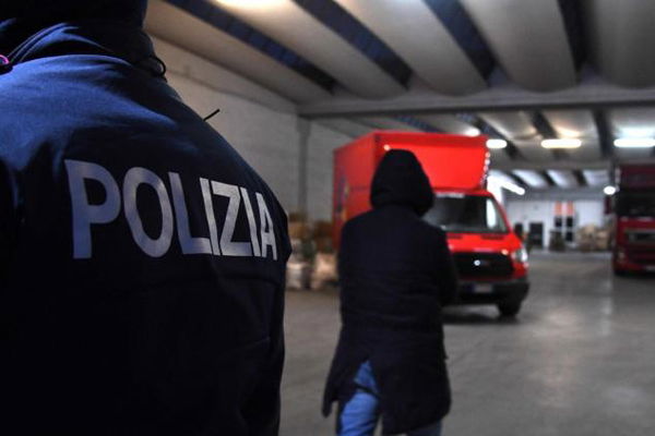 A 14 anni ricattata e violentata per due anni da due coetanei