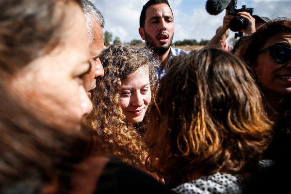 Ahed Tamimi è stata liberata, arrestato invece lo street artist Jorit