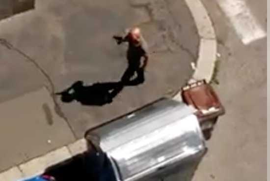 La vera storia dell’uomo che minaccia con la pistola «uno spacciatore ovviamente di colore» | VIDEO