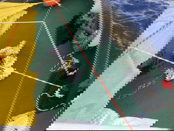 Ecco come viene trasportato il cadavere del bambino recuperato dalla Open Arms