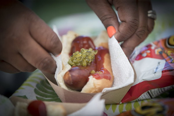 «Chiudete quel chiosco di hot dog», ma la città di Minneapolis aiuta un 13enne nella sua impresa
