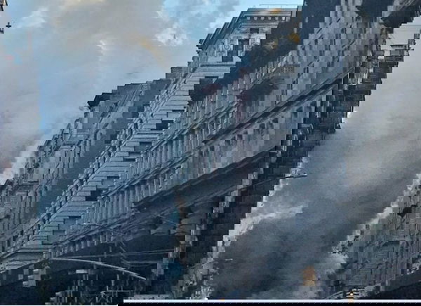 Esplosione a New York: una colonna di fumo invade Broadway | VIDEO