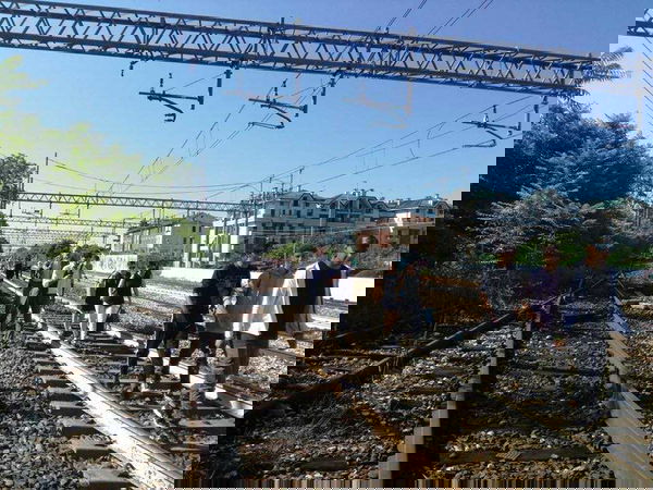 Legnano, problema ai cavi dell’alimentazione elettrica: passeggeri del treno a piedi sui binari