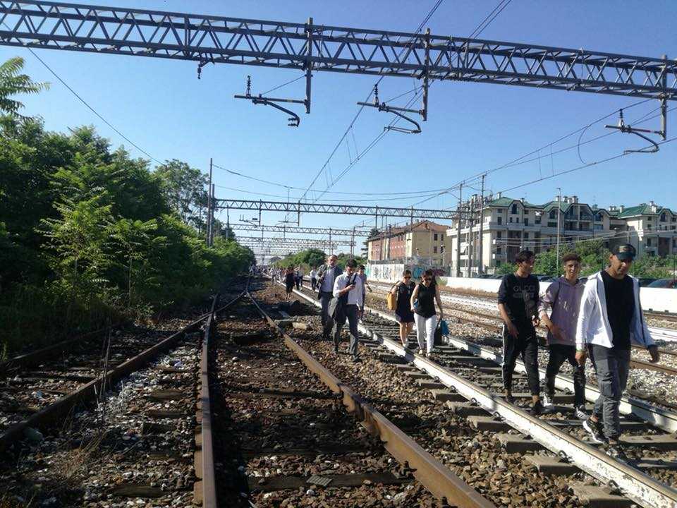 Legnano, problema ai cavi dell’alimentazione elettrica: passeggeri del treno a piedi sui binari article-post