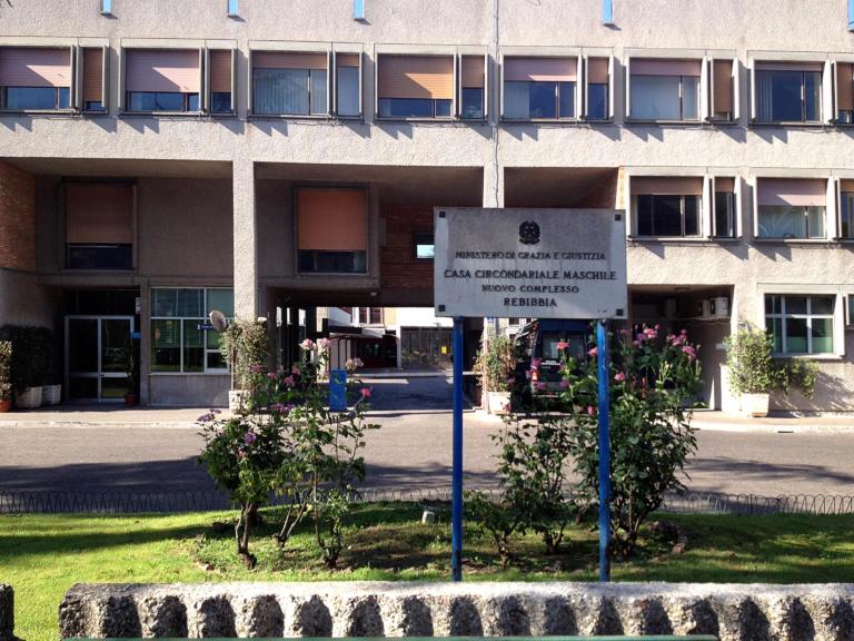 Roma, evade dai domiciliari per poter andare in carcere