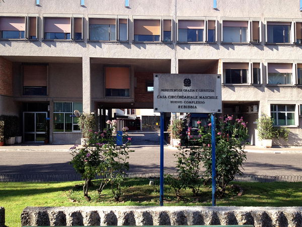 Roma, evade dai domiciliari per poter andare in carcere