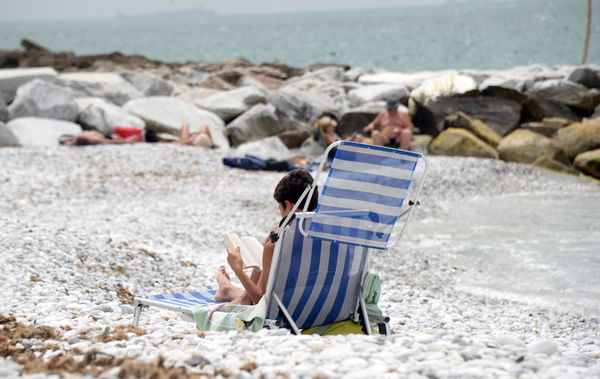 Marina di Pietrasanta, 76enne muore in spiaggia per il caldo: «Tra le cause dell’infarto»