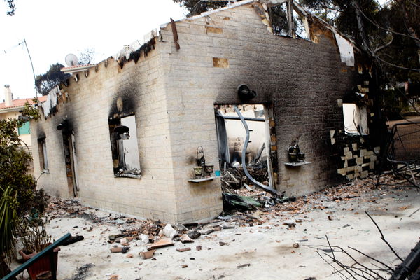 «Mati come Pompei. Mamme e bambini morti abbracciati», il paragone greco dopo gli incendi devastanti ad Atene