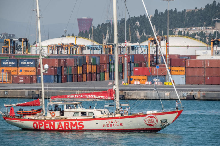 Open Arms, Fratoianni denuncia: «Non ci fanno soccorrere i migranti sulla Sarost5»
