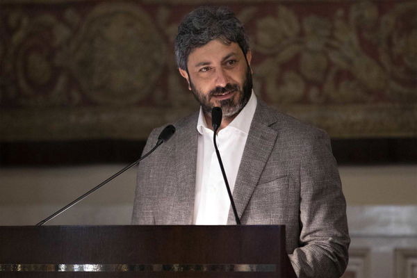 I migranti continuano a dividere il governo, Fico si schiera contro il duo Salvini-Di Maio