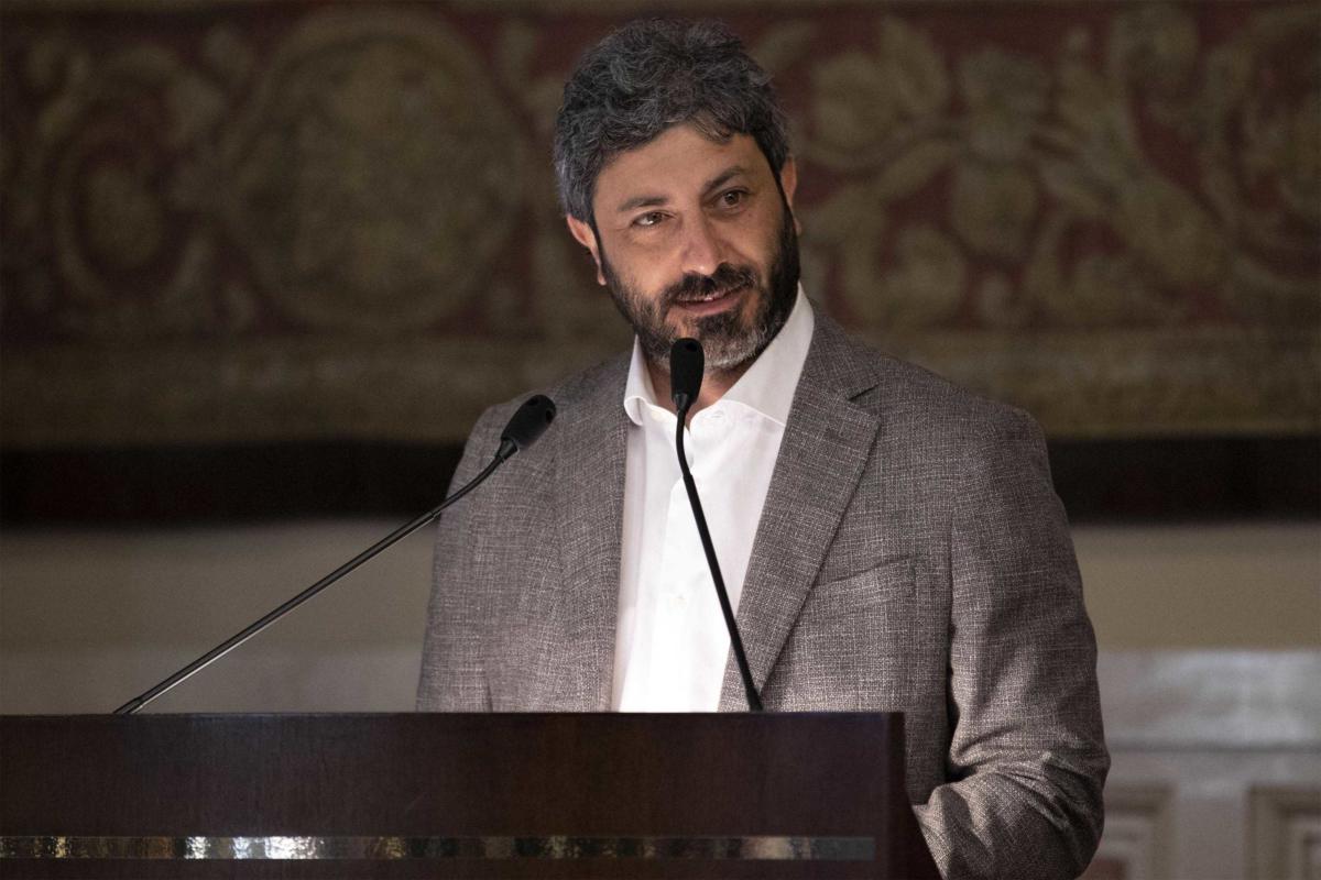 I migranti continuano a dividere il governo, Fico si schiera contro il duo Salvini-Di Maio article-post