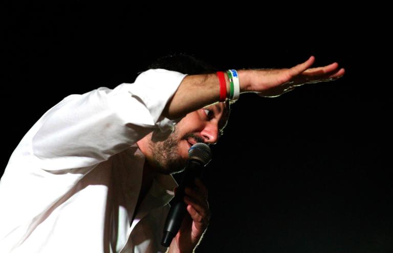 Salvini ha definitivamente sdoganato i motti fascisti: «Tanti nemici, tanto onore!»