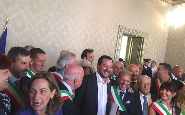 Salvini a Fermo ha incontrato un carabiniere che postava foto di Hitler