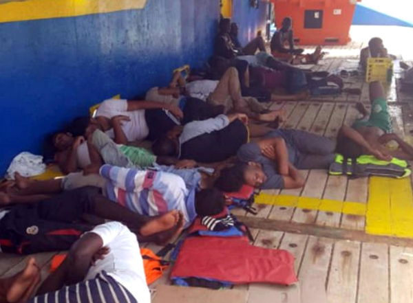 Nave con 40 migranti a bordo bloccata in mare da due settimane. Quattro paesi, tra cui l’Italia, rifiutano l’ingresso