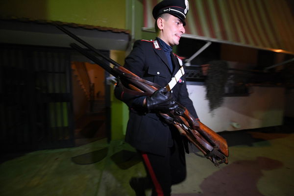 Spara con una carabina e ferisce operaio di colore