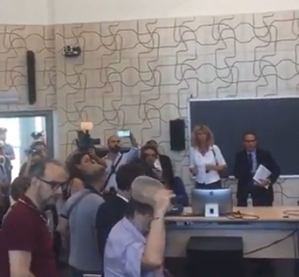 No Tap: Barbara Lezzi contestata a Lecce | VIDEO