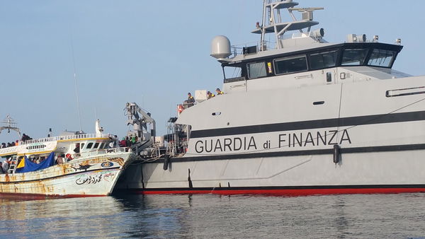 Anche il barcone con 450 migranti è stato soccorso da navi italiane