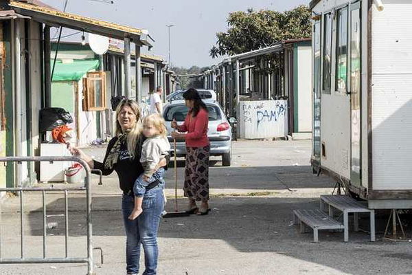 Il M5S vota contro il censimento dei rom che piace alla Lega, in Lombardia
