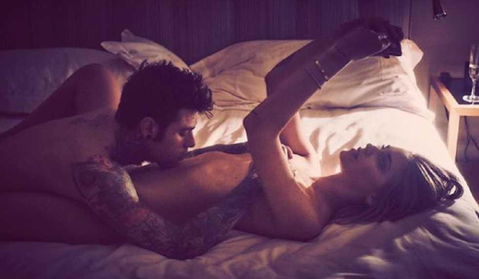 La foto hot di Fedez con Chiara Ferragni article-post