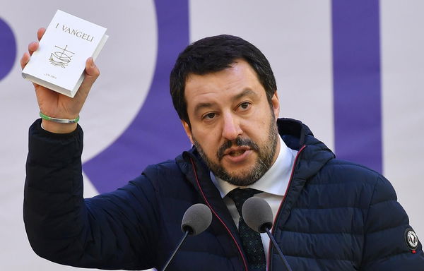 Matteo Salvini usa il rosario in campagna elettorale, ma prega raramente