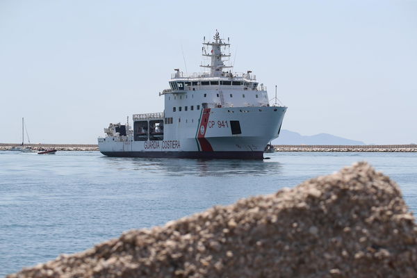 La Diciotti arriva a Trapani ma Salvini non autorizza lo sbarco