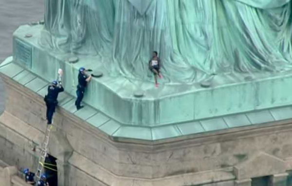Una donna sale e resiste sulla Statua della Libertà, per protesta: arrestata | VIDEO