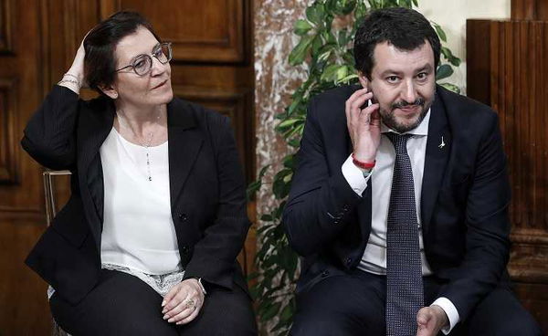 Lo scontro Salvini-Trenta? Il ministro della Difesa non vuole perdere il comando nel Mediterraneo