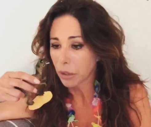 Emanuela Folliero si è dimessa. Finisce l’era delle annunciatrici tv | VIDEO