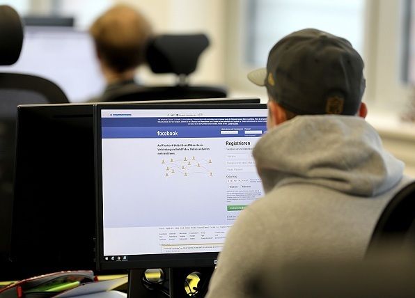 Zuckerberg: Facebook non espelle chi nega l’Olocausto. È polemica