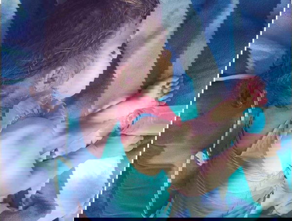 Le mamme pancine insultano la figlia di Elisabetta Canalis perché sputa e tira calci