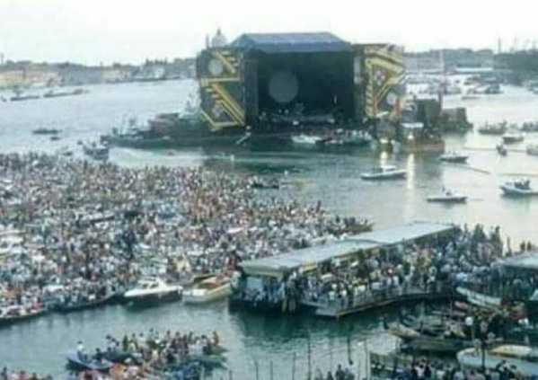 La foto bufala (virale) del porto libico pieno di migranti. È un concerto dei Pink Floyd dell’89
