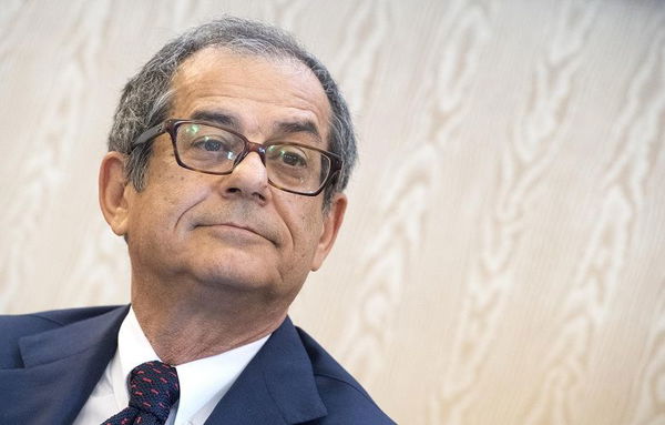 I 5 Stelle accusano Tria di lavorare già alla legge di Bilancio. Il ministro nel mirino di Di Maio