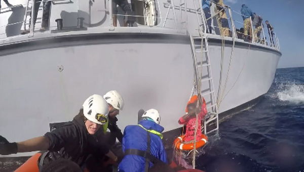 Quando la Guardia costiera libica abbandonò tutto trascinando e uccidendo un migrante | VIDEO