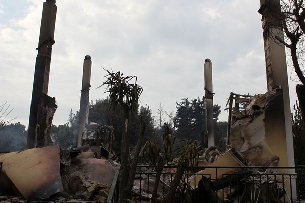 Incendi devastanti in Grecia, a nord-est di Atene: «Si temono oltre 100 morti»