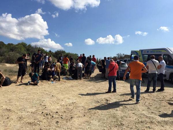 Isola Capo Rizzuto: i bagnanti aiutano nello sbarco di 56 migranti curdi