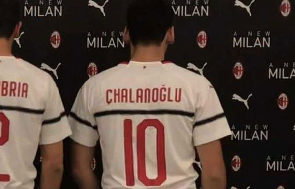 Calhanoglu diventa ‘Chalanoglu’: la gaffe alla presentazione della maglia del Milan