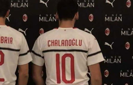Calhanoglu diventa ‘Chalanoglu’: la gaffe alla presentazione della maglia del Milan article-post
