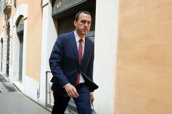 Il sottosegretario M5S Di Stefano e le 18 domande (che non rinnega) per attaccare Salvini