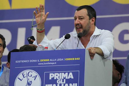 La ‘macchina del fango’ di Salvini, a Pontida cita i giornalisti sgraditi: Lerner, Scalfari, Santoro e Fazio article-post