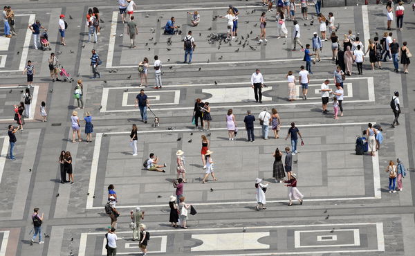 Milano: giovane nordafricano si dà fuoco in pieno centro. Trasportato al Niguarda