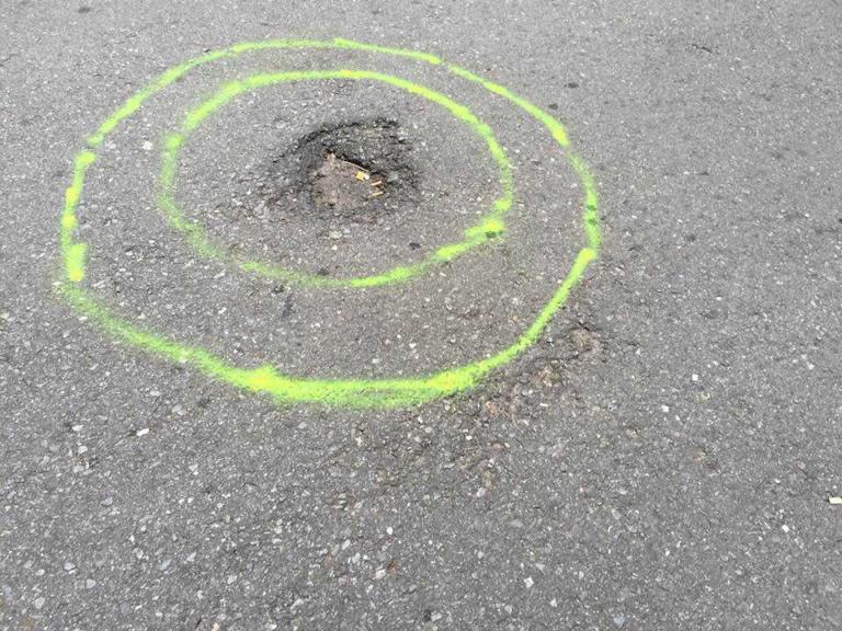 Per ora niente multe per la vernice intorno alle buche di Roma