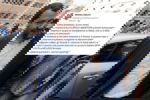 Salvini dice che il barcone con 450 persone a bordo non può sbarcare. E fa l’occhiolino