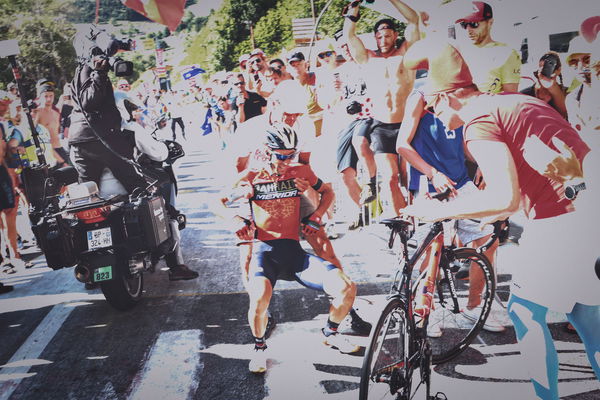 Nibali lascia il Tour, è stato buttato a terra da uno spettatore | VIDEO