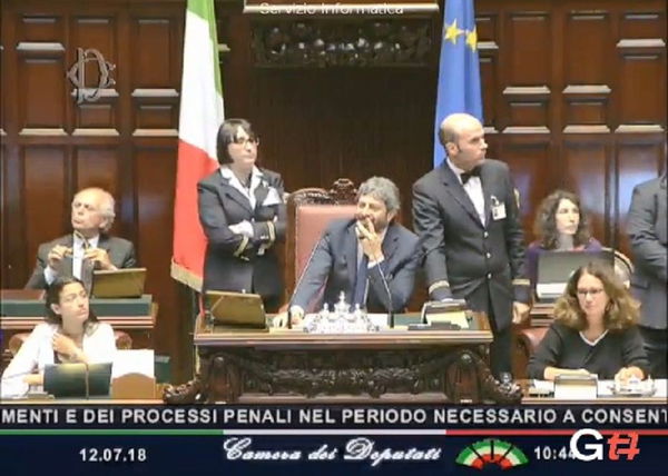 Il Pd grida «Onestà» in aula contro i 5 stelle