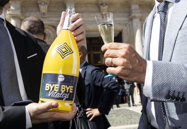 Fico nega il party esclusivo alla Camera organizzato dal M5S per festeggiare lo stop ai vitalizi article-post