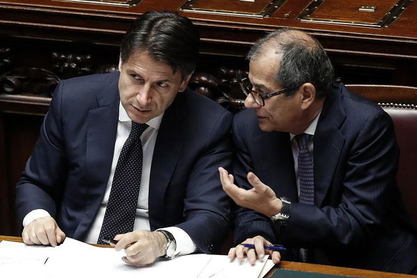 M5S e Lega contro Tria, il ministro che «si deve allineare»