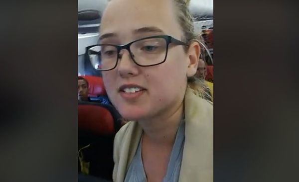 Svezia, studentessa ferma l’aereo per impedire l’espulsione di un rifugiato afghano