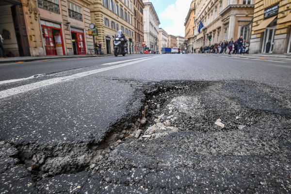 Roma, ragazza di 22 anni muore investita da un bus turistico