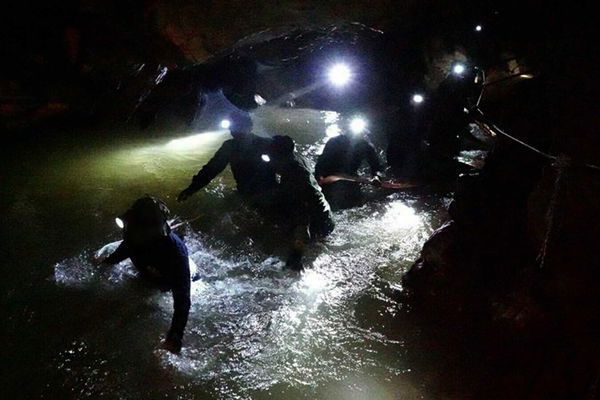 Thailandia, i 12 ragazzi nella grotta sono stati trovati vivi