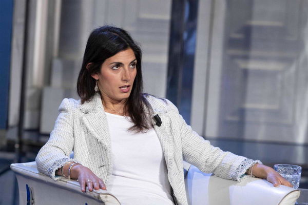 Raggi inaugura l’isola pedonale in centro a Roma ma inciampa in una buca